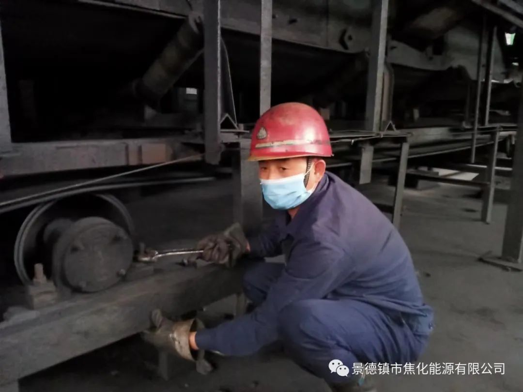 “老線這邊人手不夠，你們那邊有誰可以過來支援？”“好的，我馬上來?！甭牭竭@個消息時，羅國安剛剛結(jié)束新線的維修工作，但他二話不說，立即拿起維修包，投入到老線的維修工作當(dāng)中。每天工作10小時以上已經(jīng)成為抗疫期間的常態(tài)，雖然身體很疲憊，但是他沒有任何怨言，“確實(shí)很辛苦、很累，但現(xiàn)在正是特殊時期，只有保障公司生產(chǎn)經(jīng)營“不斷檔”，我們生活才能“不斷線”，恰恰我所在的運(yùn)輸廠就是承擔(dān)著焦炭煤炭運(yùn)輸?shù)闹匾氊?zé)，所以我更應(yīng)該恪盡職守，保障好這些設(shè)備的穩(wěn)定運(yùn)行?！?jpg